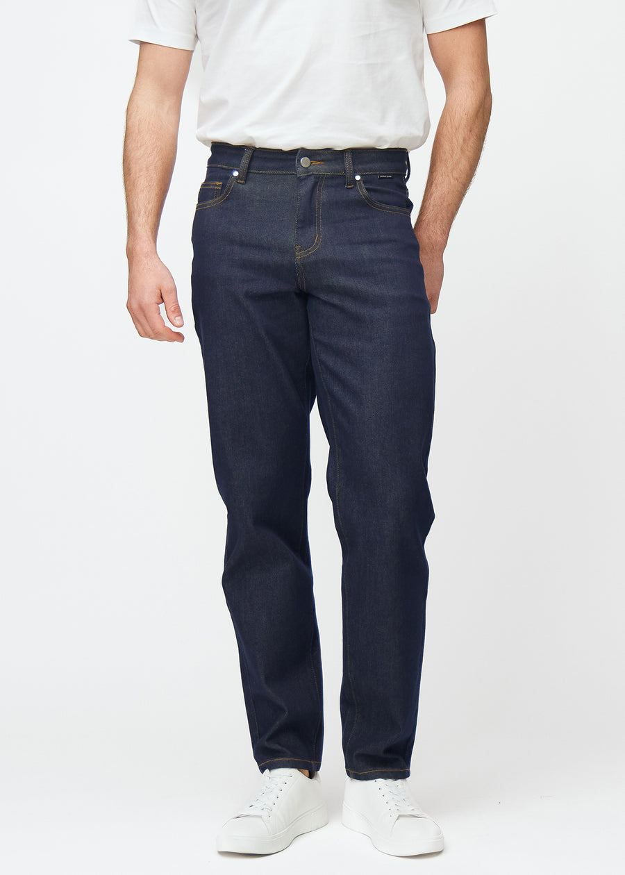 Deep dark blue denim jeans for men in the color Midnights with a regular fit that sits naturally at the hip and provides room around the legs, seen from the front.