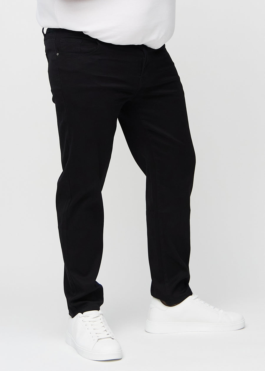 Black regular jeans, model name Ravens, with a straight leg on a plus-size model, seen from the front.