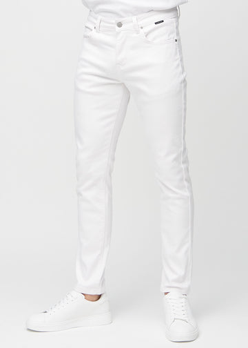Hvide slim jeans, modelnavn Marguerites, som sidder tæt til benet, set forfra.