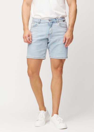 Light blue denim shorts for men in the colour Waves with a regular fit, sitting naturally at the hips and providing room around the thighs, seen from the front.