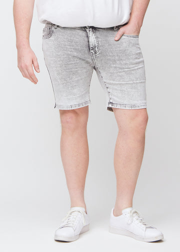 Light grey denim middle-slim shorts, which fit straight along the thigh and end just above the knee on a plus-size model, seen from the front.