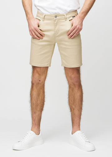 Beige middle-slim shorts, which fit straight along the thigh and end just above the knee, seen from the front.