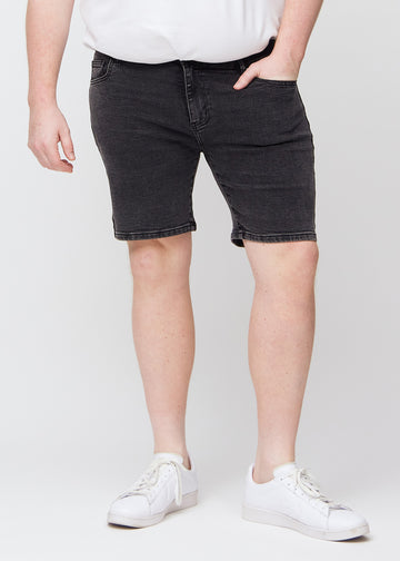 Dark grey denim middle-slim shorts, which fit straight along the thigh and end just above the knee on a plus-size model, seen from the front.