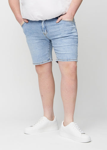 Light denim middle-slim shorts, which fit straight along the thigh and end just above the knee on a plus-size model, seen from the front.