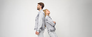 Man og kvinde i lysegrå denimjakke fra Perfect Jeans