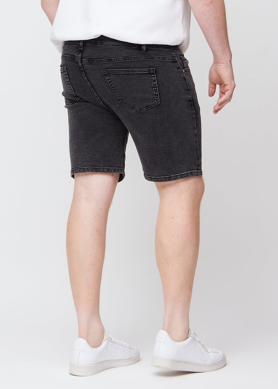 Mørkegrå denim regular middle shorts set bagfra på en plus-size model, så man kan se hele produktet.