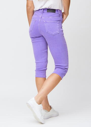 Lilla slim capris set bagfra – hele produktet vises på modellen med fokus på pasform og længde.
