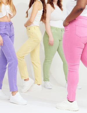 Fire kvindelige modeller i pastelfarvede jeans fra Perfect Jeans.
