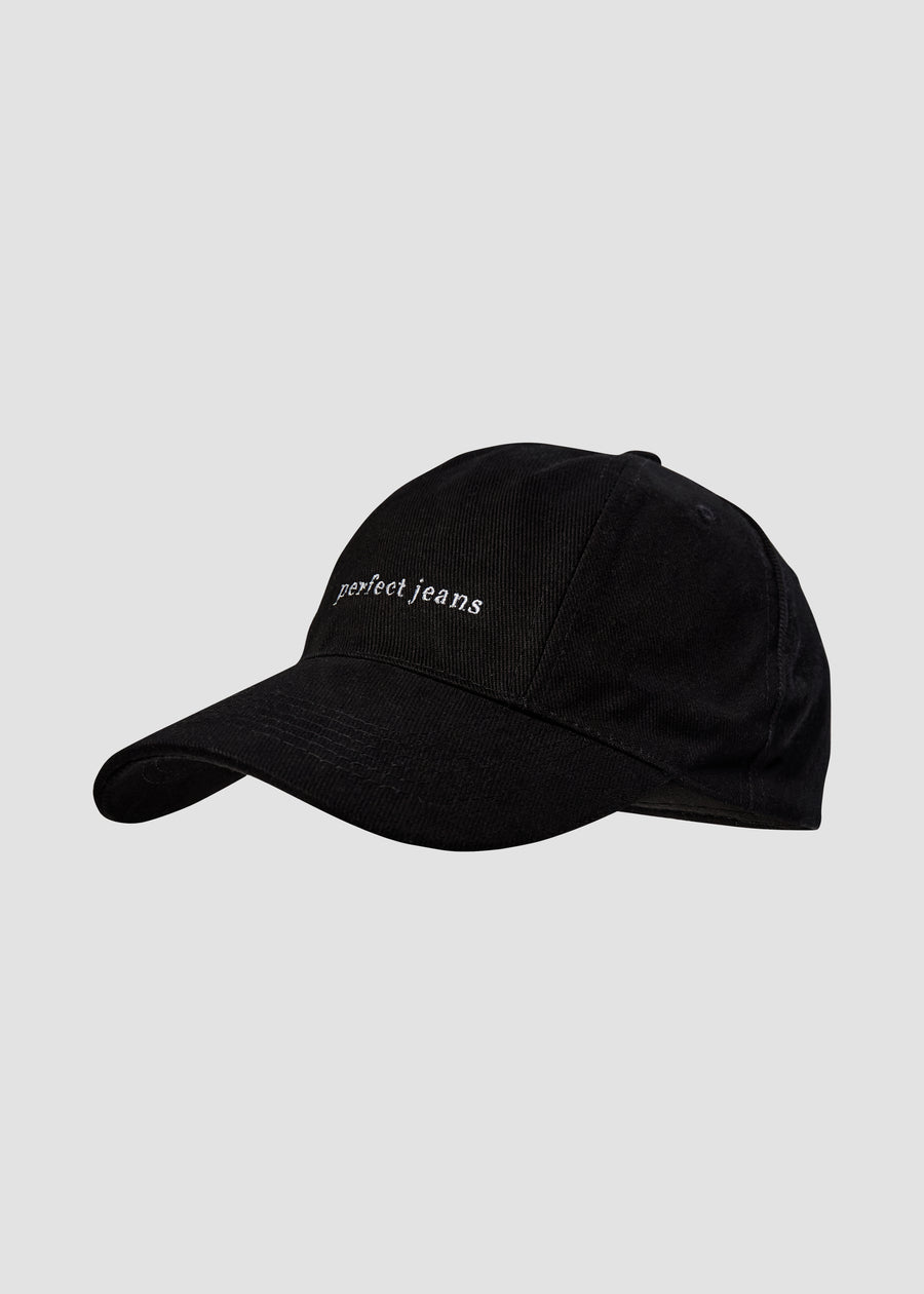 Sort kasket fra Perfect Jeans, med hvidt logo, set forfra.