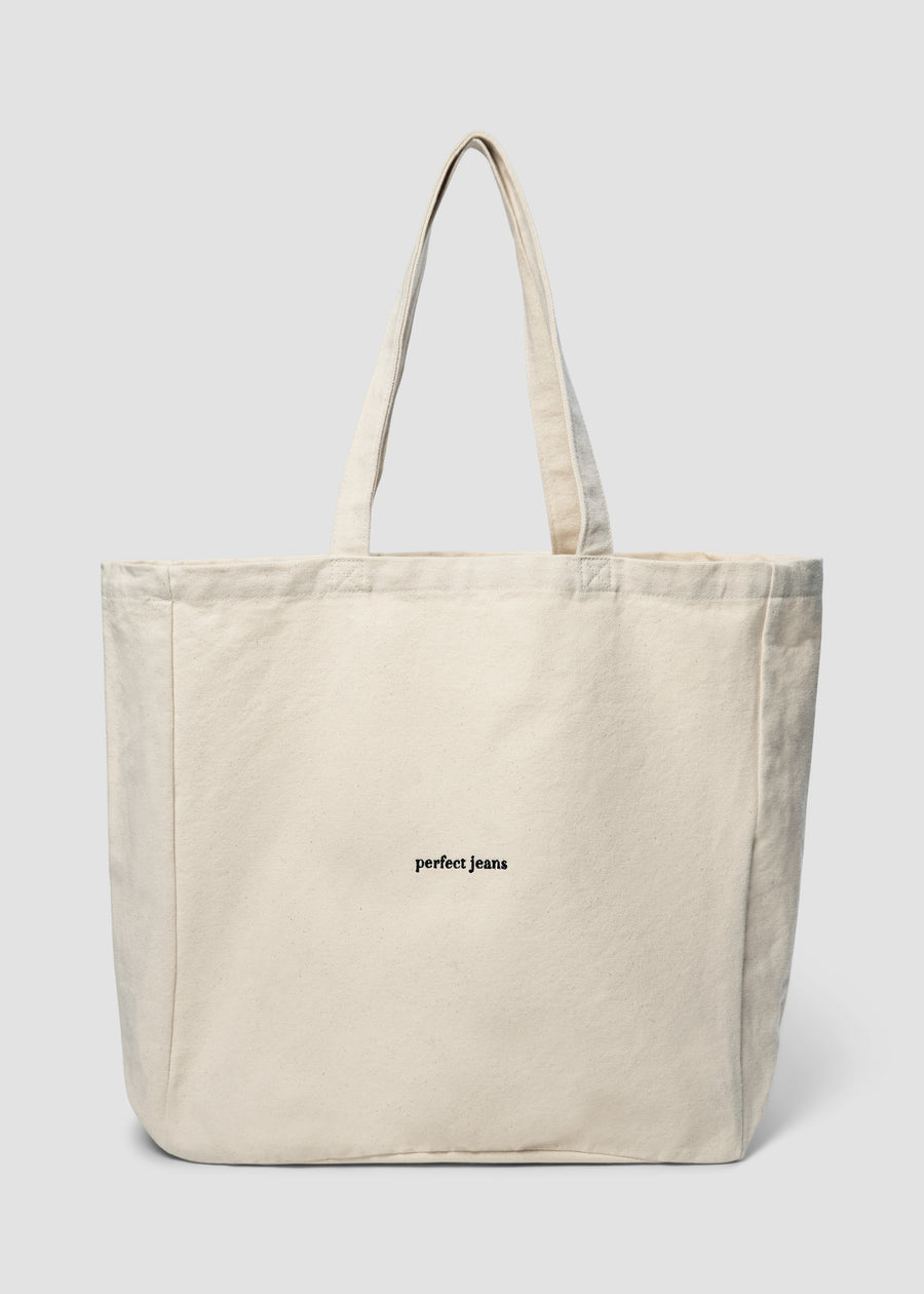 Beige mulepose fra Perfect Jeans, med sort logo foran.