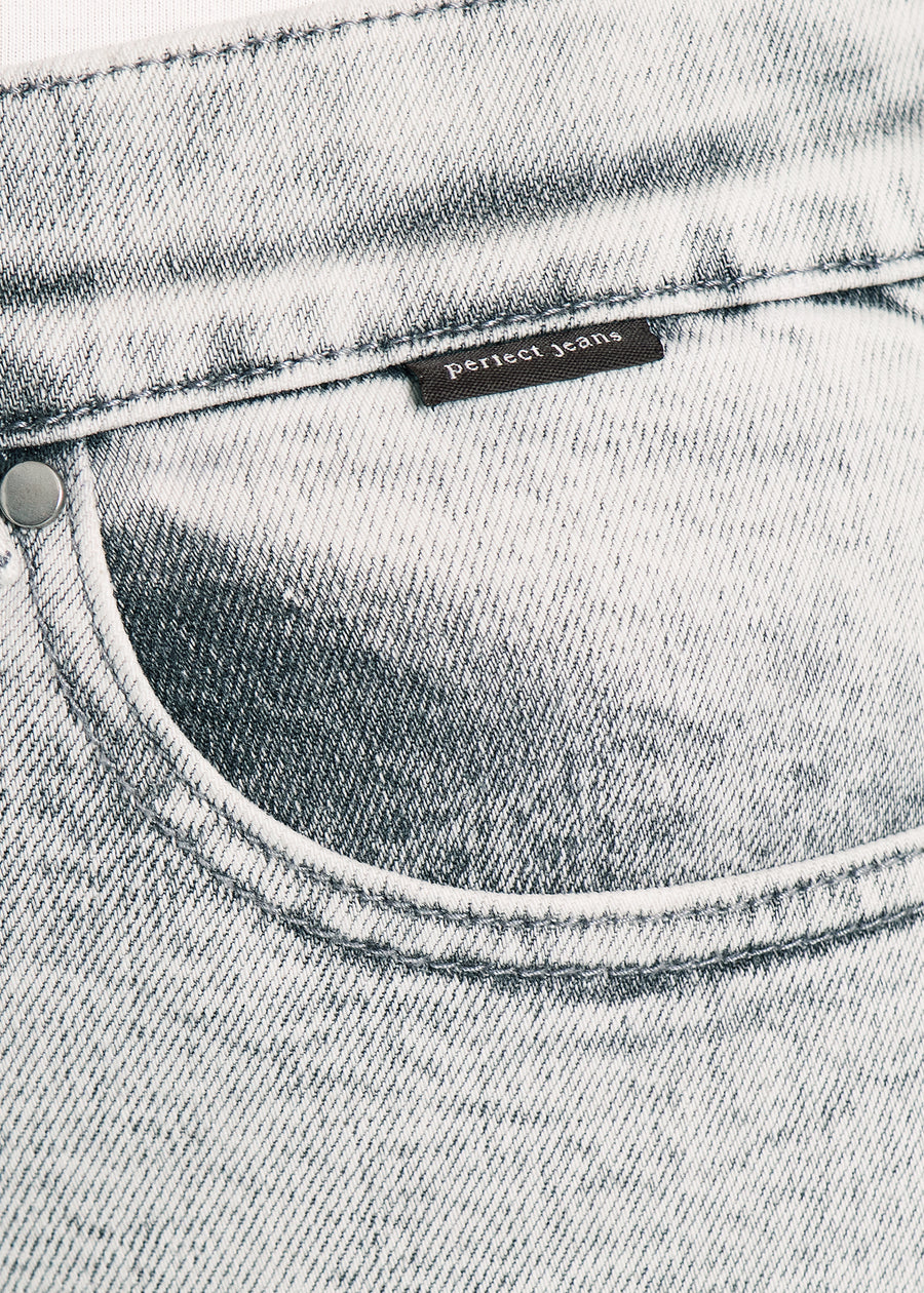 Forlommen på et par lysegrå denim jeans, hvor man kan se logoet.