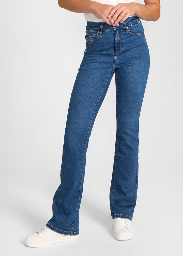 Mørkeblå denim bootcut jeans, modelnavn Oceans, som sidder tæt om hofter og lår med et let svaj fra knæet og ned, set forfra.