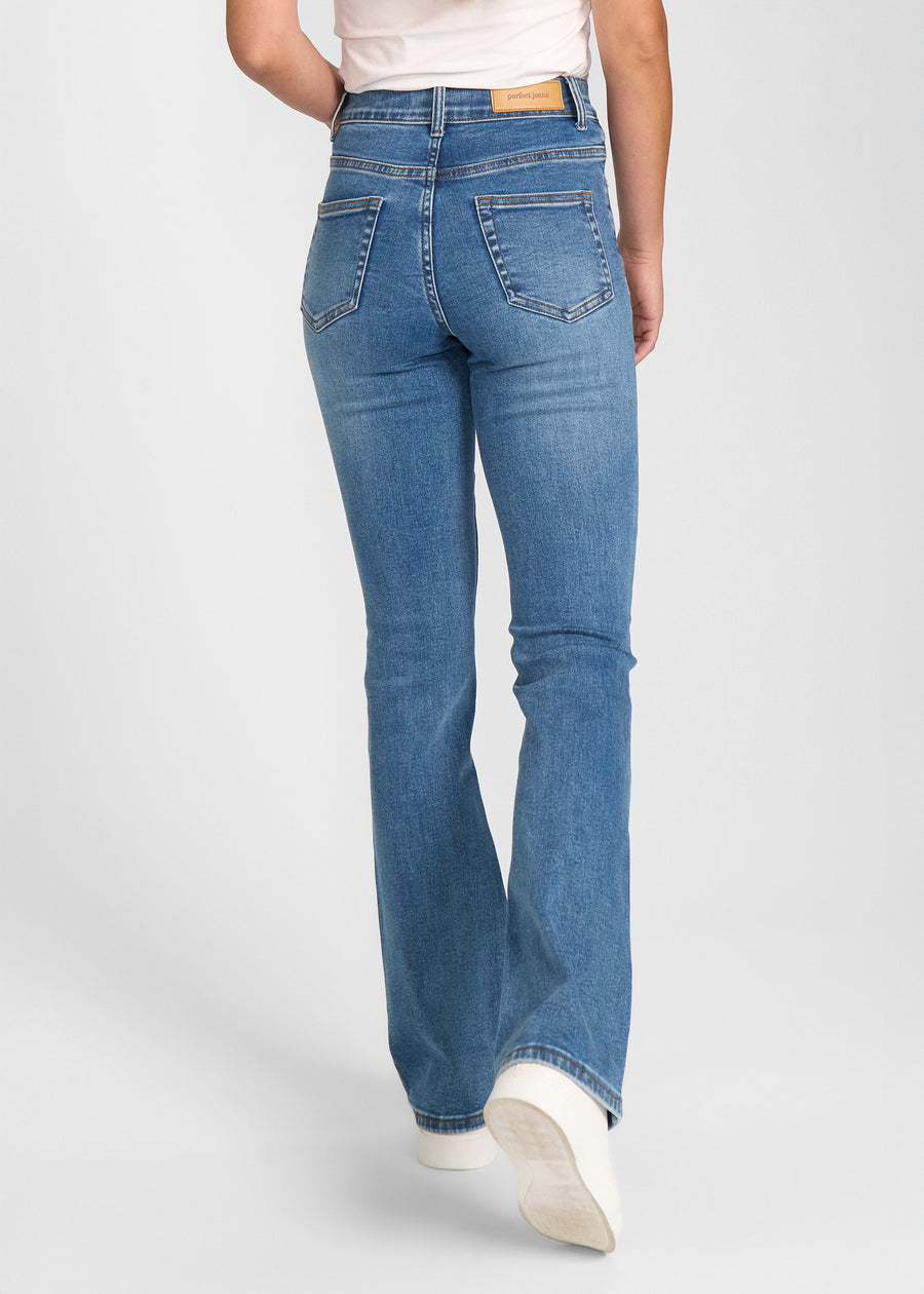 Blå denim bootcut jeans, modelnavn Rivers, som sidder tæt om hofter og lår med et let svaj fra knæet og ned, set bagfra, så man kan se hele produktet.