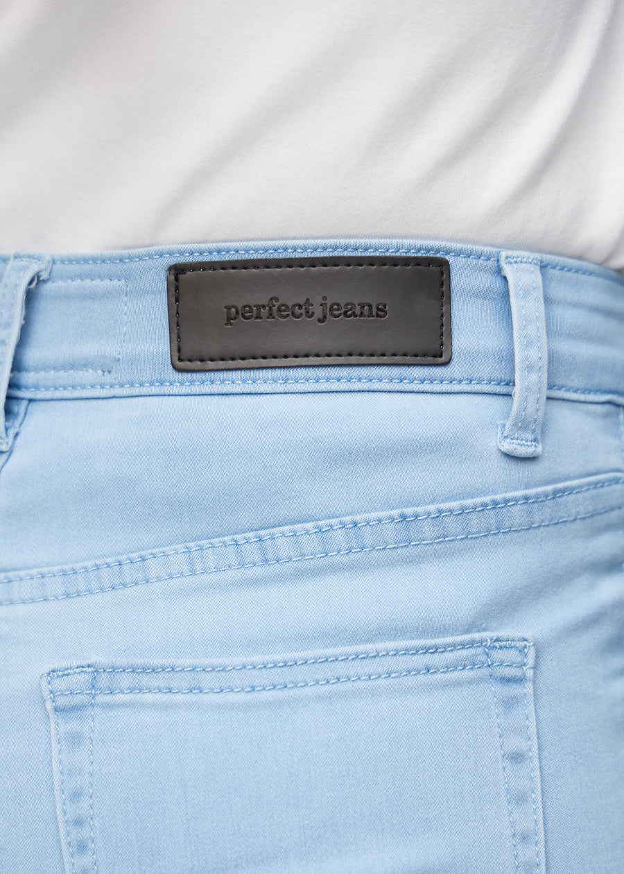 Baglommen på et par lyseblå skinny middle shorts, hvor man kan se logoet.