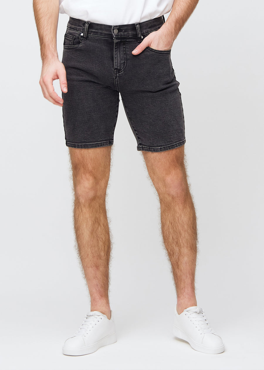 Mørkegrå denim regular middle shorts, som sidder lige langs låret og slutter lige over knæet, set forfra.