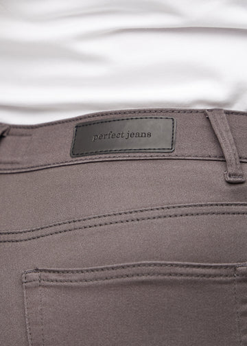 Baglommen på et par gråbrune jeans, hvor man kan se logoet på en plus-size model.