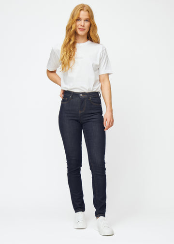 Model viser dyb mørkeblå denim jeans til kvinder i farven Midnights med slim pasform i bevægelse.