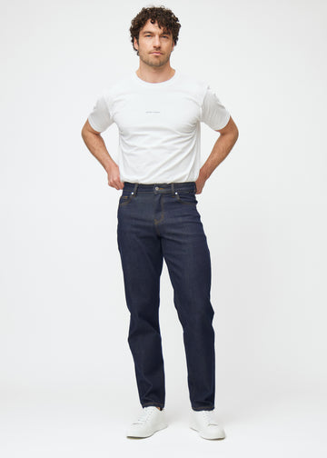 Model viser dyb mørkeblå denim jeans til mænd i farven Midnights med regular pasform i bevægelse.